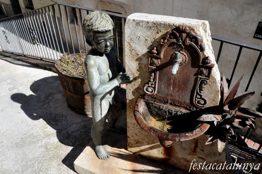Pobla de Claramunt, La - Nucli antic (Escultures al carrer: El nen i la font)