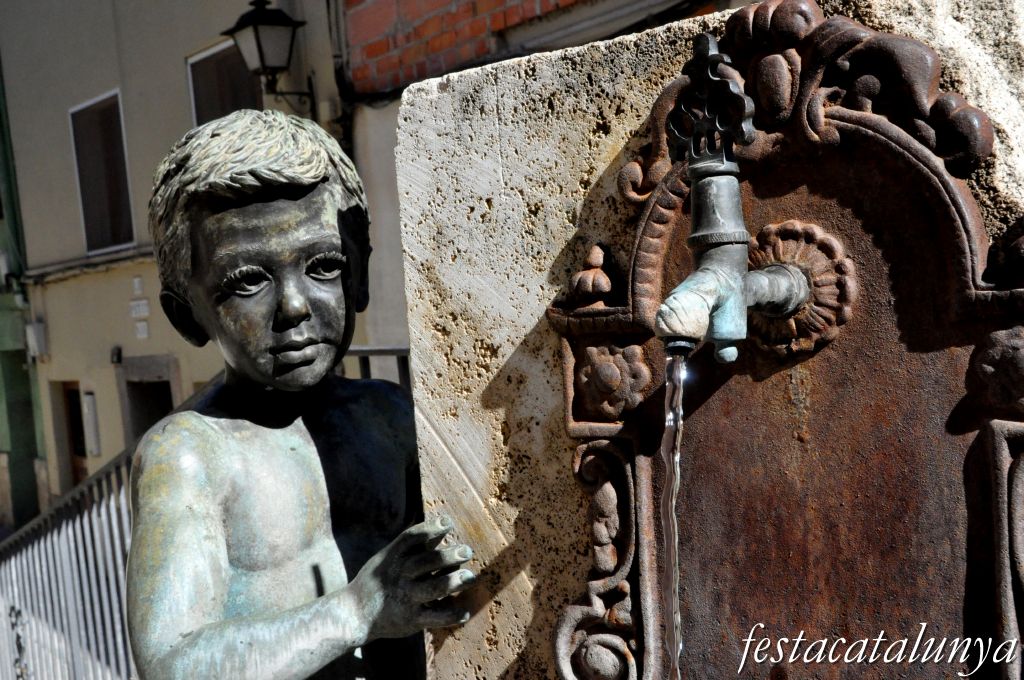 Pobla de Claramunt, La - Nucli antic (Escultures al carrer: El nen i la font)