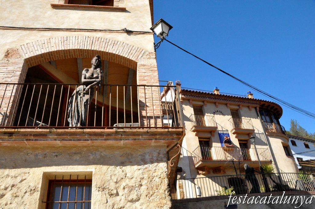Pobla de Claramunt, La - Nucli antic (Escultures al carrer: Noia al balcó)