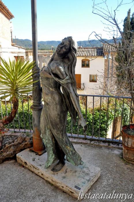 Pobla de Claramunt, La - Nucli antic (Escultures al carrer: Noia i fanal