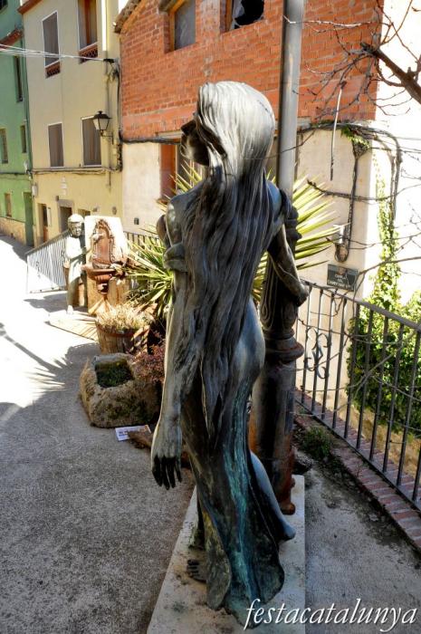 Pobla de Claramunt, La - Nucli antic (Escultures al carrer: Noia i fanal)