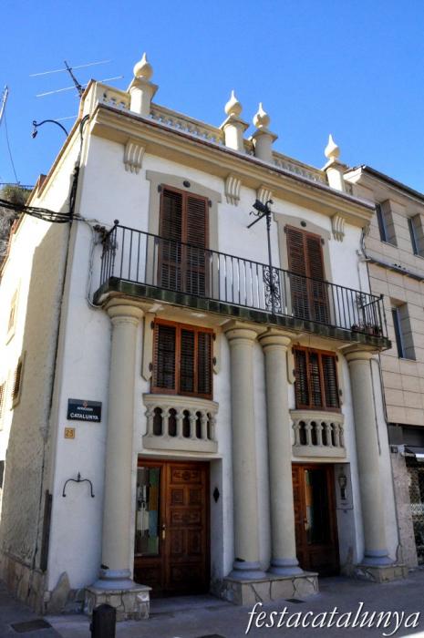 Pobla de Claramunt, La - Nucli antic (Font i casa de l'Avinguda Catalunya)