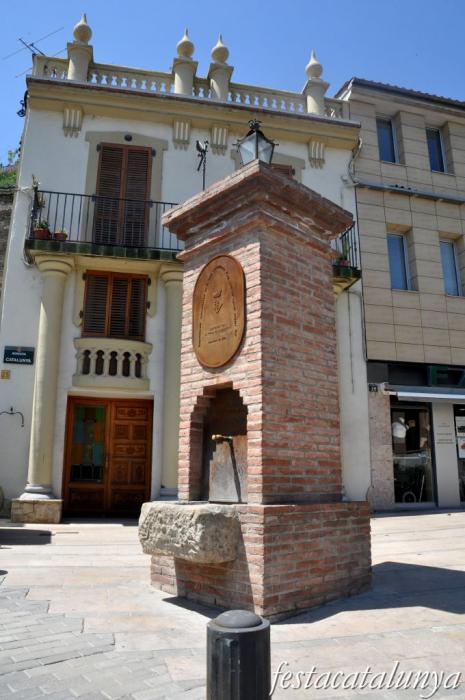 Pobla de Claramunt, La - Nucli antic (Font i casa de l'Avinguda Catalunya)