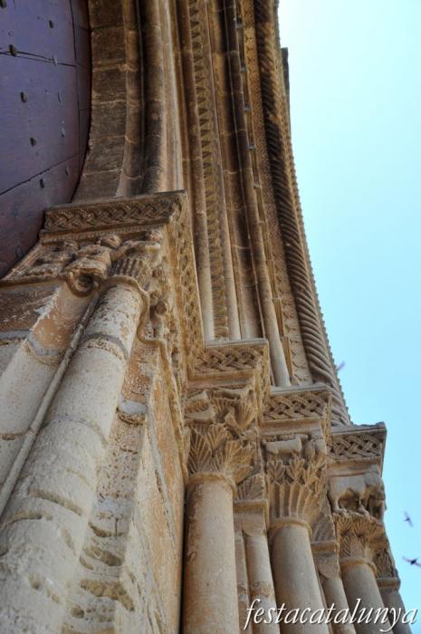 Vilagrassa - Portalada romànica de l'església de Santa Maria