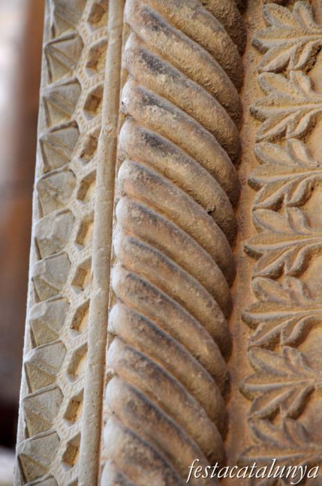 Vilagrassa - Portalada romànica de l'església de Santa Maria