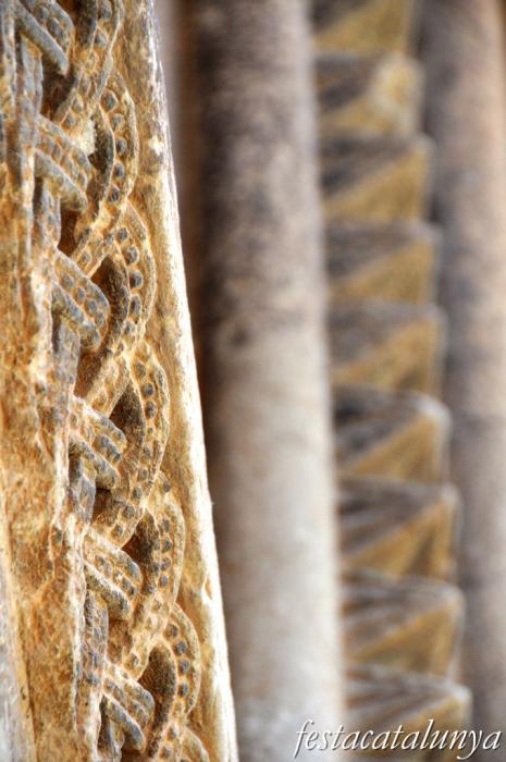 Vilagrassa - Portalada romànica de l'església de Santa Maria