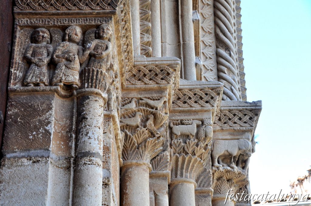 Vilagrassa - Portalada romànica de l'església de Santa Maria