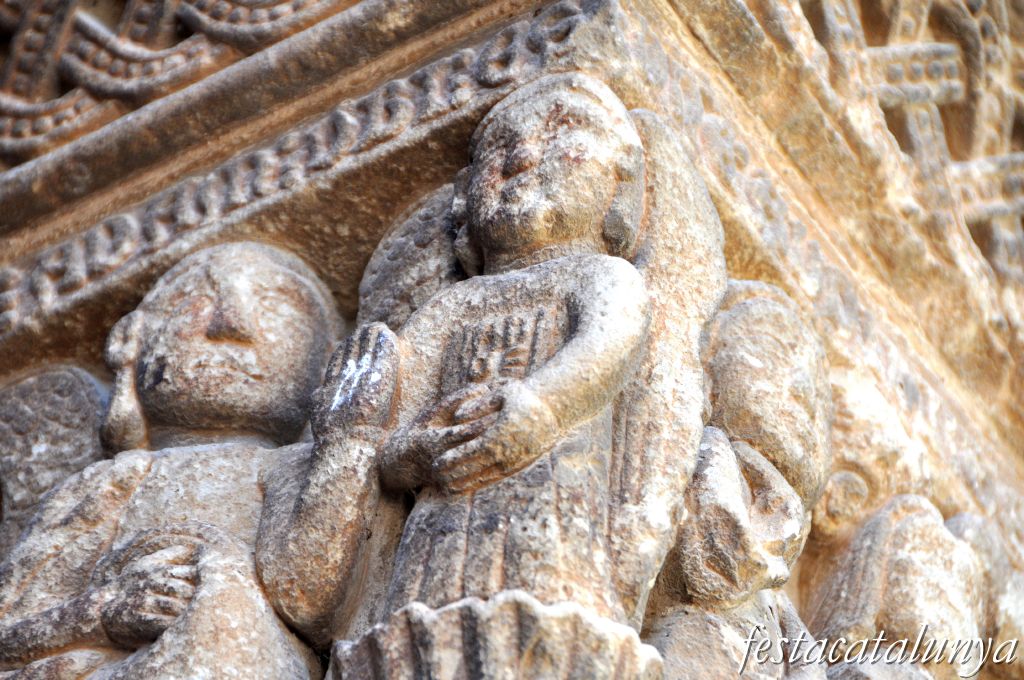 Vilagrassa - Portalada romànica de l'església de Santa Maria