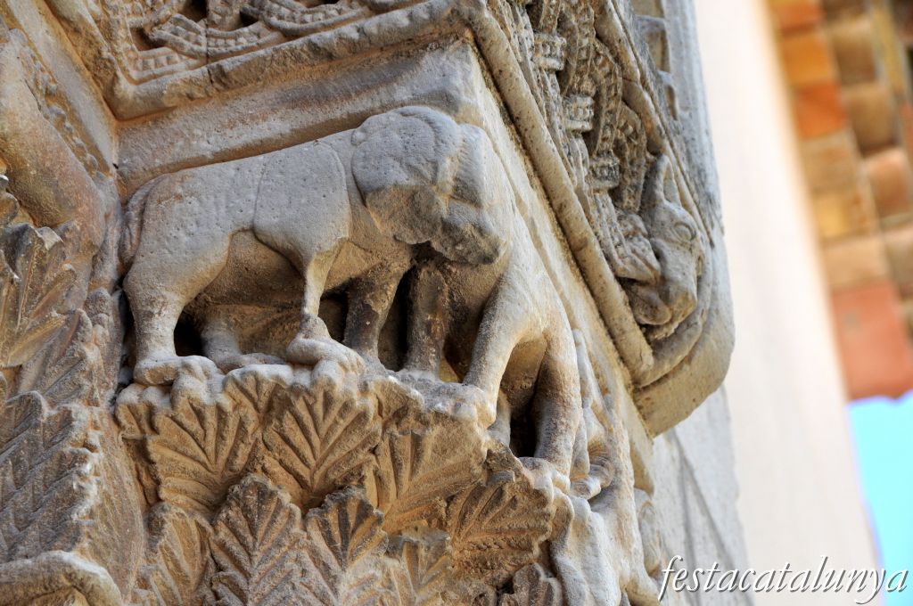 Vilagrassa - Portalada romànica de l'església de Santa Maria