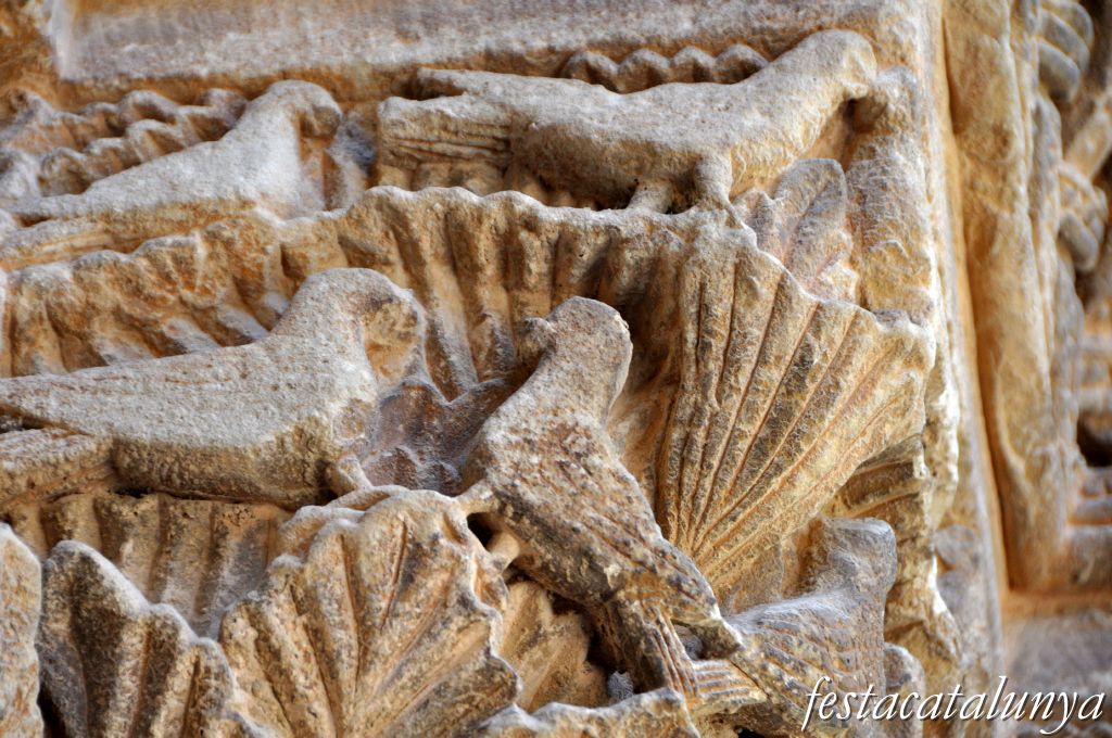 Vilagrassa - Portalada romànica de l'església de Santa Maria