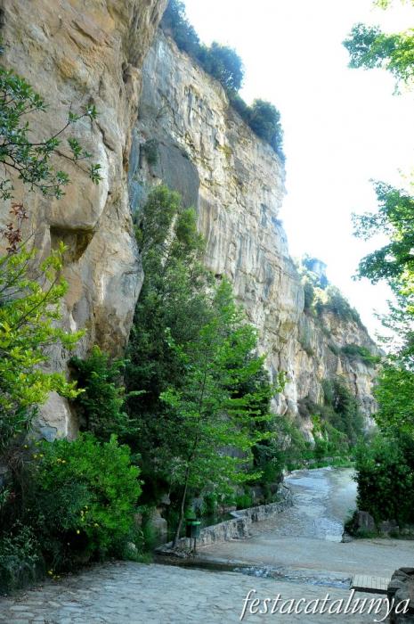 Bigues i Riells - Accés per la foradada (Sant Miquel del Fai)