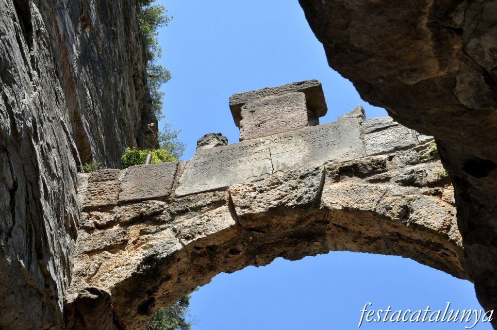 Accés a Sant Miquel del Fai per la foradada ***