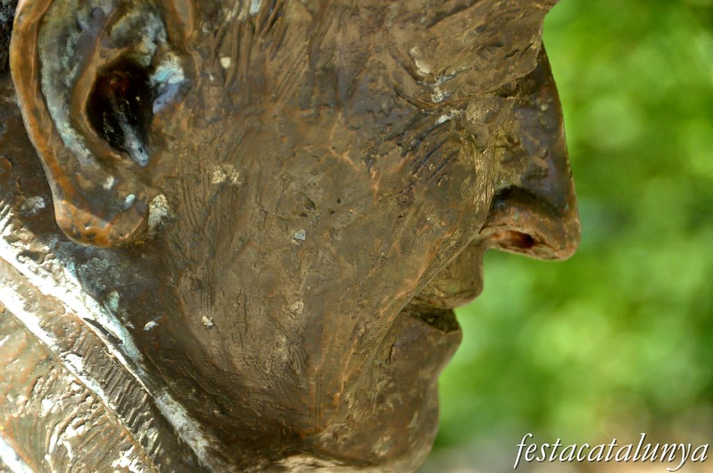 Monument a Josep Pla a Sant Miquel del Fai ***