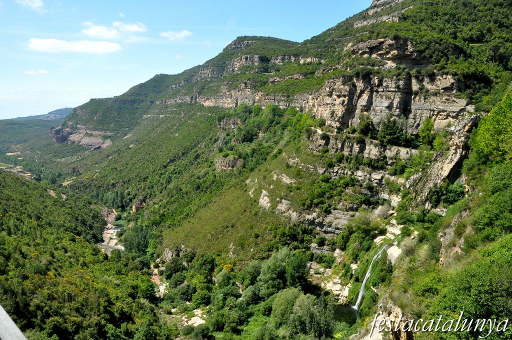 Vistes sobre la vall del Tenes des de Sant Miquel del Fai ***