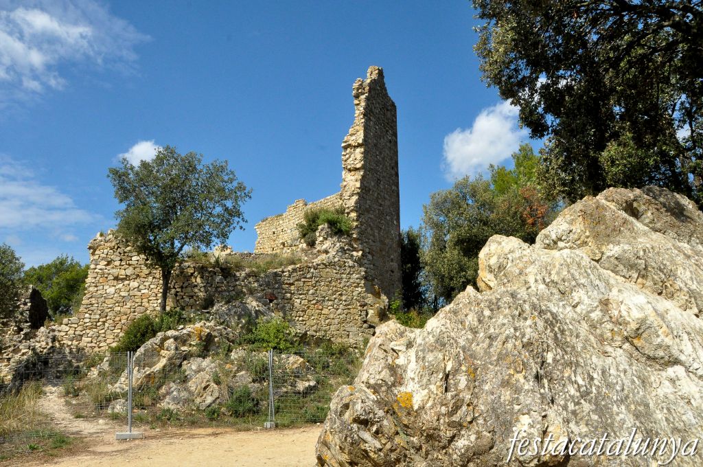 Castell de Montbui a Bigues i Riells del Fai ***
