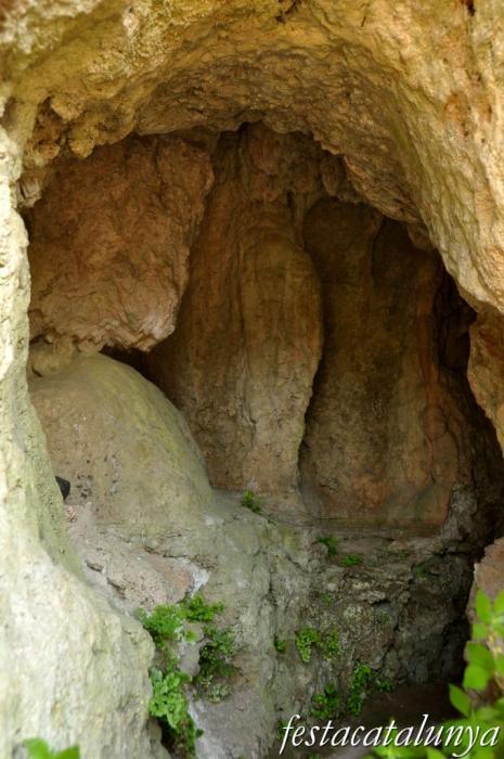 Aiguafreda - Sant Martí del Congost, Cova i Cripta Medievals