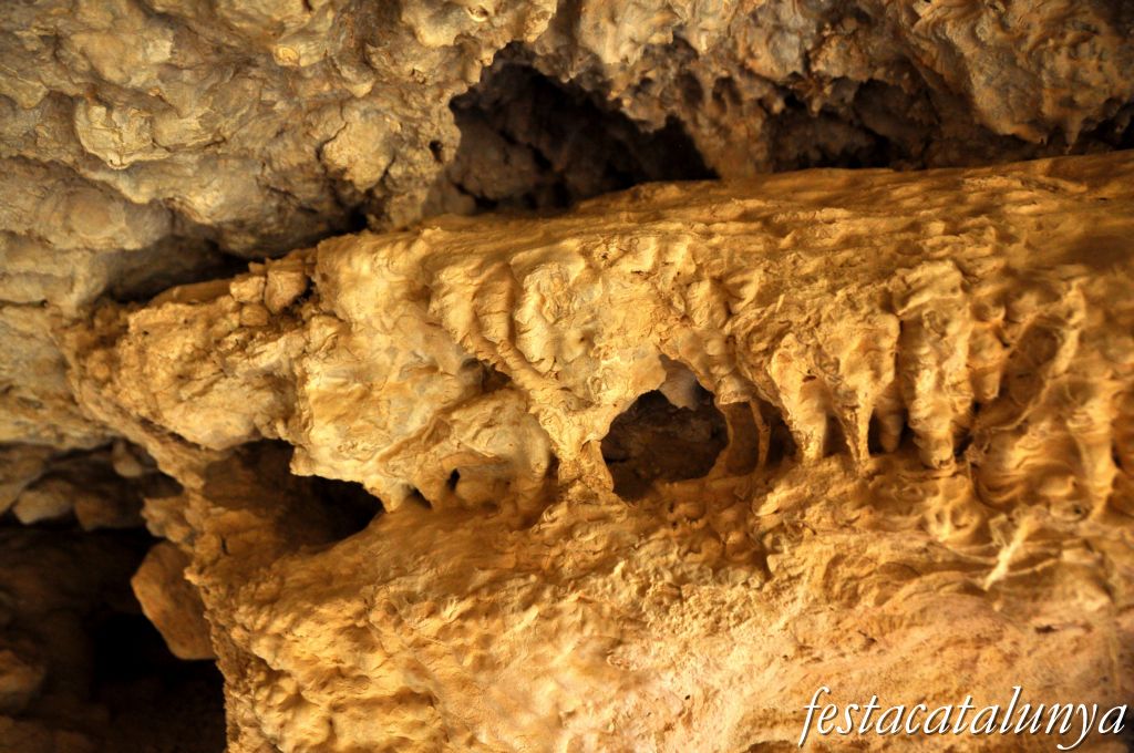 Coves de Castellolí, can Llucià o de la font del ferro ***