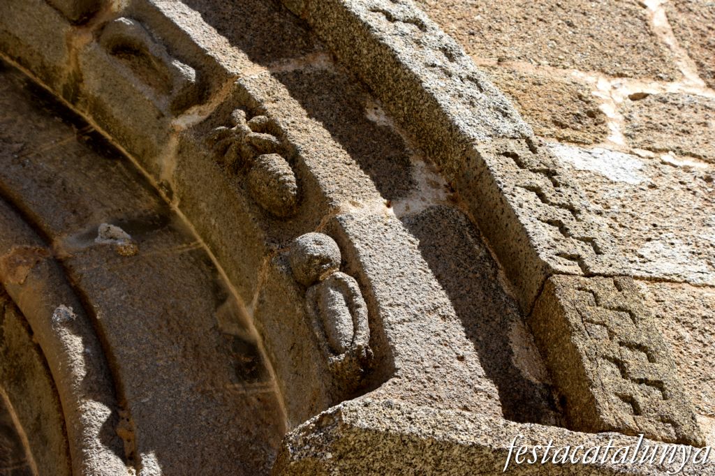 Maçanet de Cabrenys - Església de Sant Martí - Portalada romànica