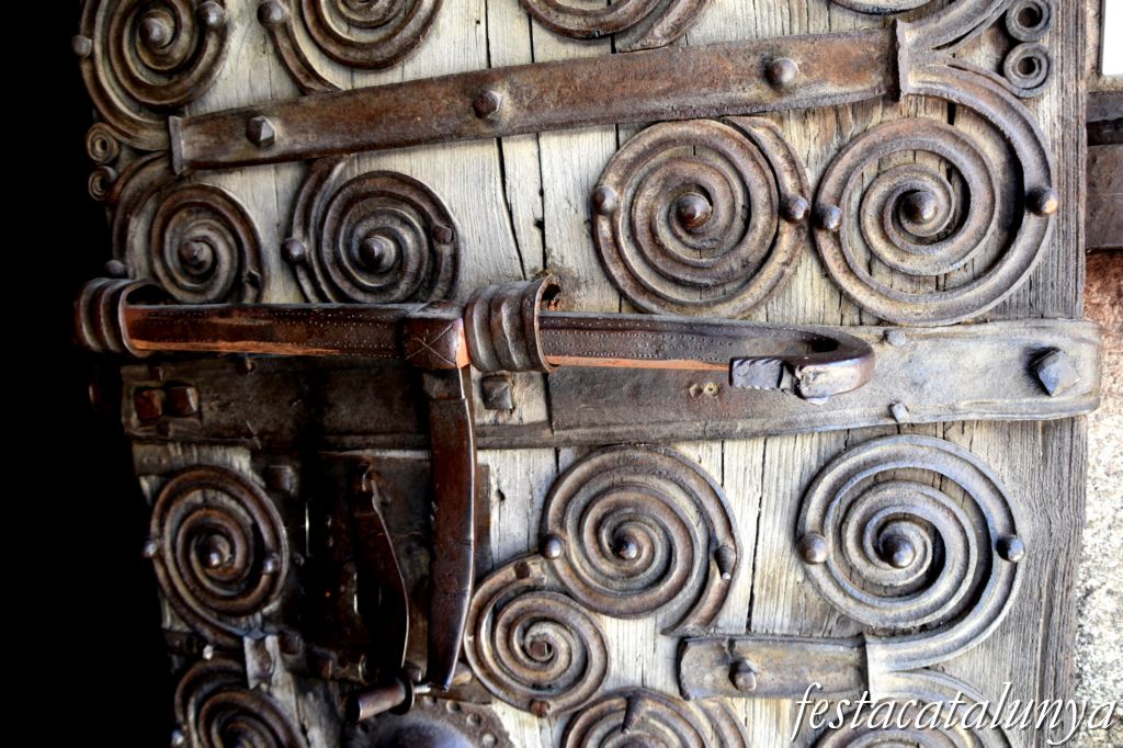 Maçanet de Cabrenys - Església de Sant Martí - Porta romànica