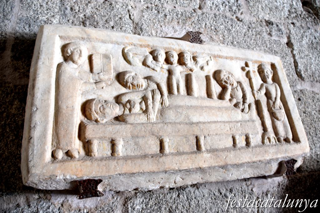 Maçanet de Cabrenys - Església de Sant Martí - Làpida sepulcral