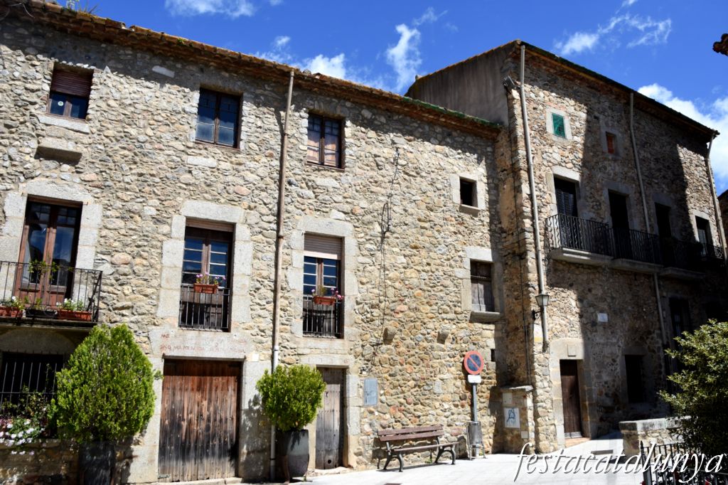 Maçanet de Cabrenys - A l'entorn de la Plaça del Castell i de l'església - Ca l'Anteuena