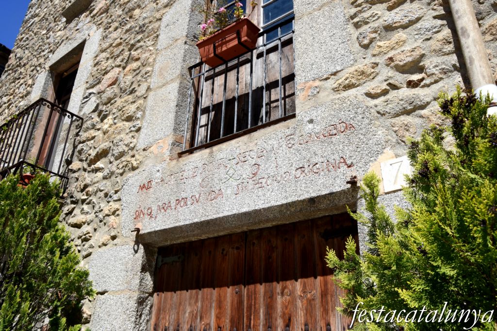 A l'entorn de la Plaça del castell i de l'església de Maçanet de Cabrenys