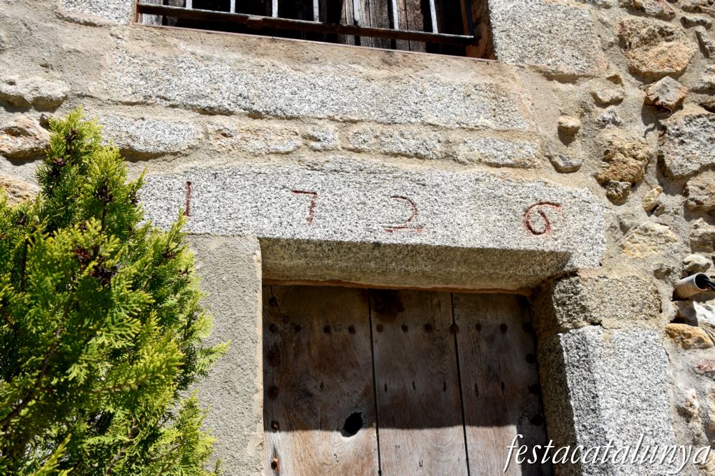 Maçanet de Cabrenys - A l'entorn de la Plaça del Castell i de l'església - Ca l'Anteuena