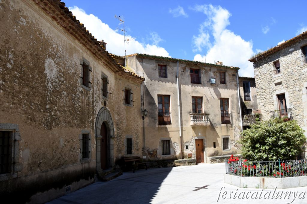Maçanet de Cabrenys - A l'entorn de la Plaça del Castell i de l'església - Ca l'Olivet