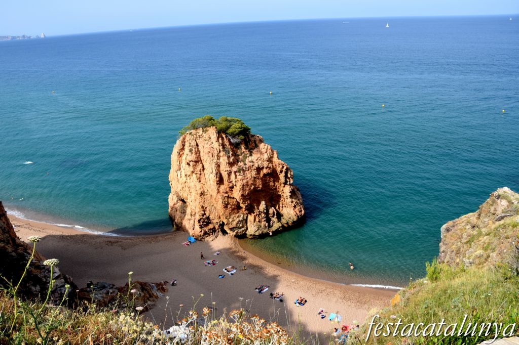 Sa Riera, Illa Roja i Platja del Racó ***