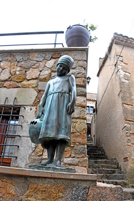 Escultura la Nena amb el Càntir