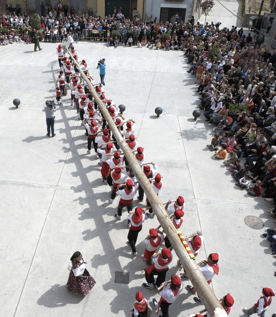 Festa de l'Arbre de Maig i Ball del Cornut de Cornellà del Terri