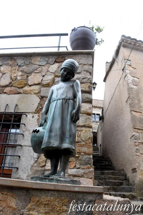 Tossa de Mar - Escultura la Nena amb el Càntir