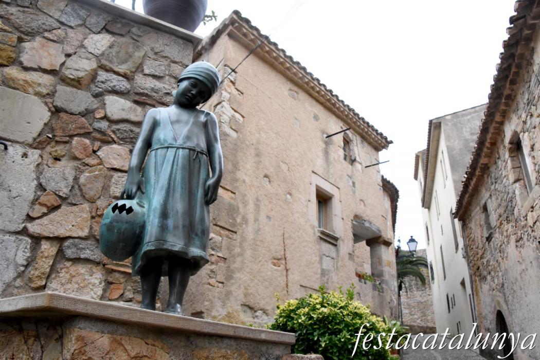 Tossa de Mar - Escultura la Nena amb el Càntir