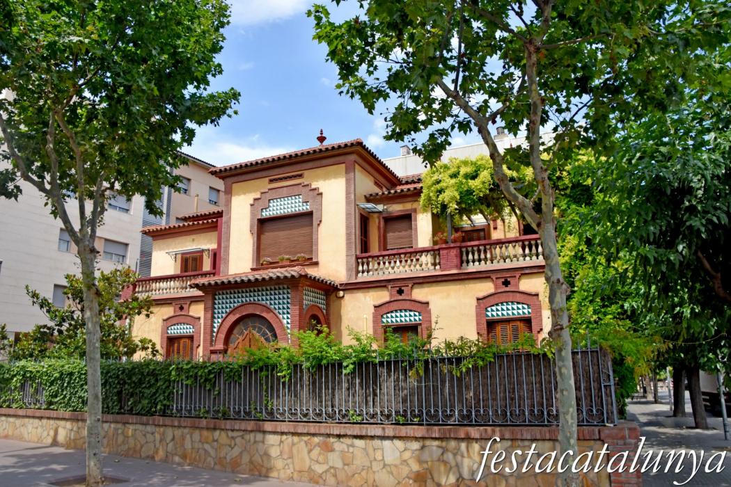 Carrer Rubió i Ors de Molins de Rei: can Fàbrega al xamfrà amb el Passeig del Terraplè.