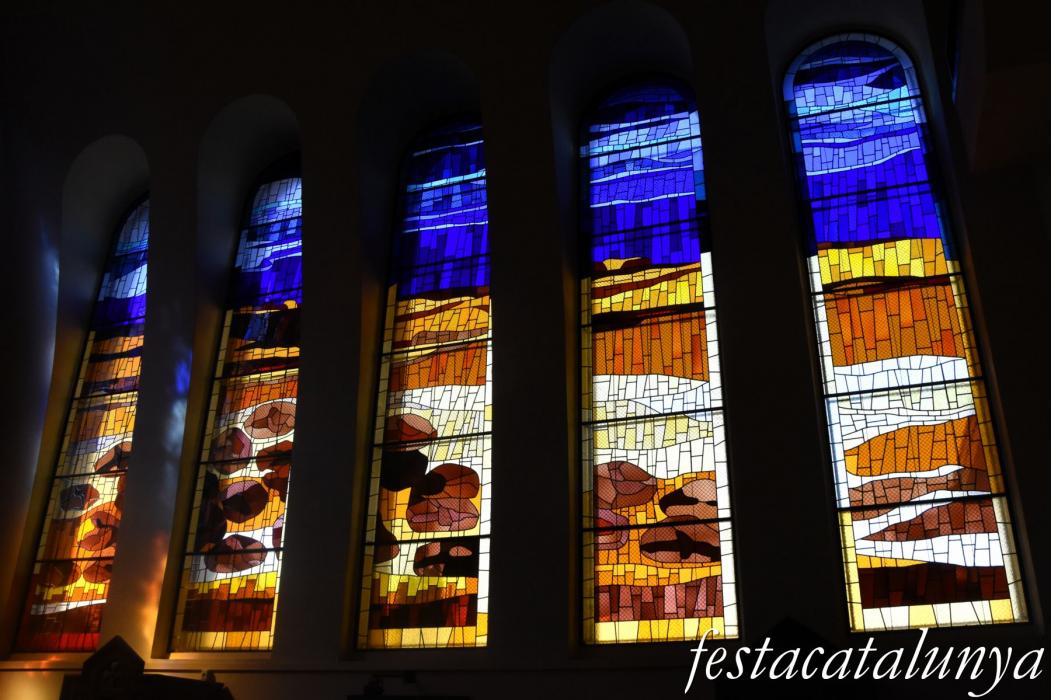 Molins de Rei - Vitralls de l'església de Sant Miquel Arcàngel - Capella del Sant Crist