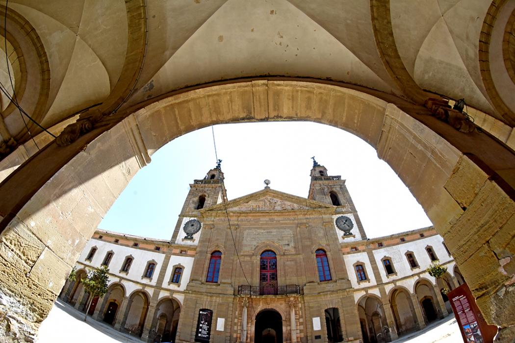 Façanes i patis interiors de la Universitat de Cervera ***