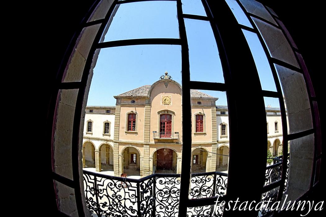 Cervera - Universitat - Façanes i patis interiors