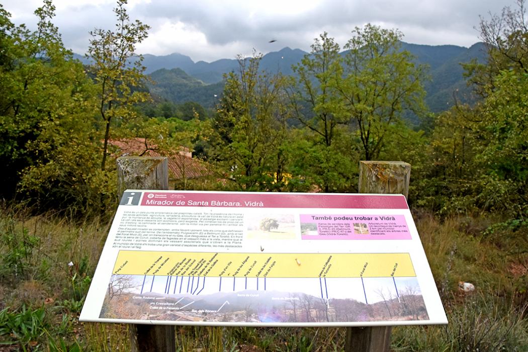 Mirador i església de Santa Bàrbara de Vidrà