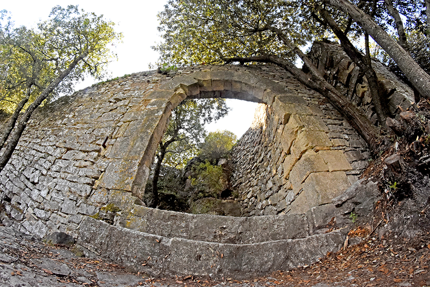 Castell i església de Sant Pere de Vilademàger de La Llacuna ***