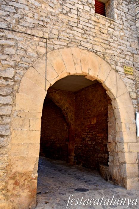 La Llacuna - Plaça Porxada, muralla i nucli antic