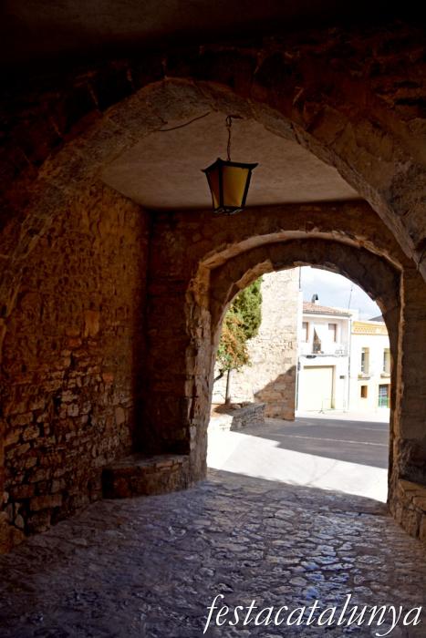 La Llacuna - Plaça Porxada, muralla i nucli antic