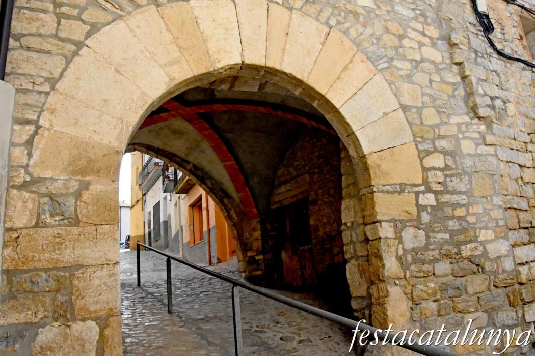 La Llacuna - Plaça Porxada, muralla i nucli antic
