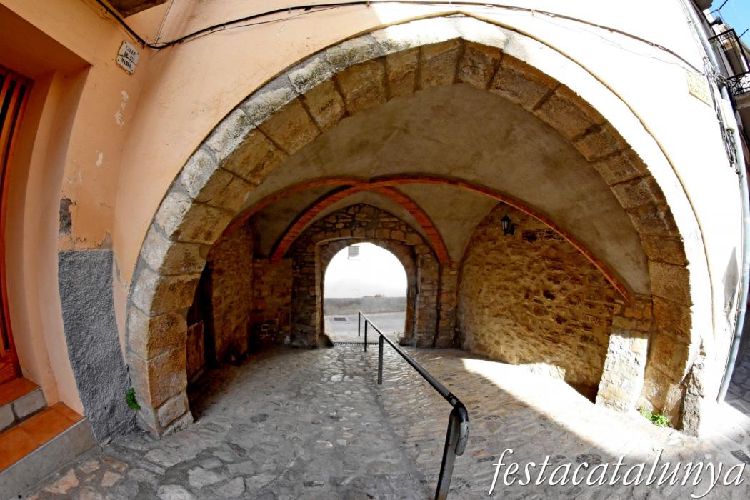 La Llacuna - Plaça Porxada, muralla i nucli antic