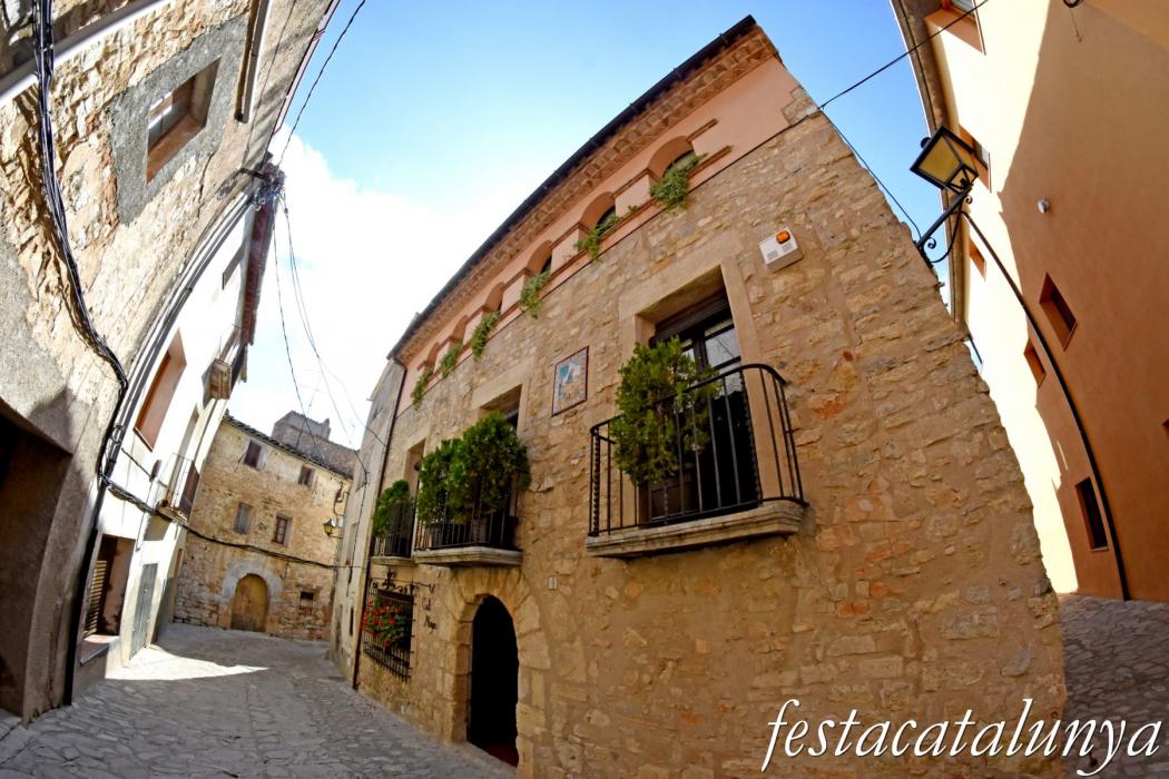 La Llacuna - Plaça Porxada, muralla i nucli antic
