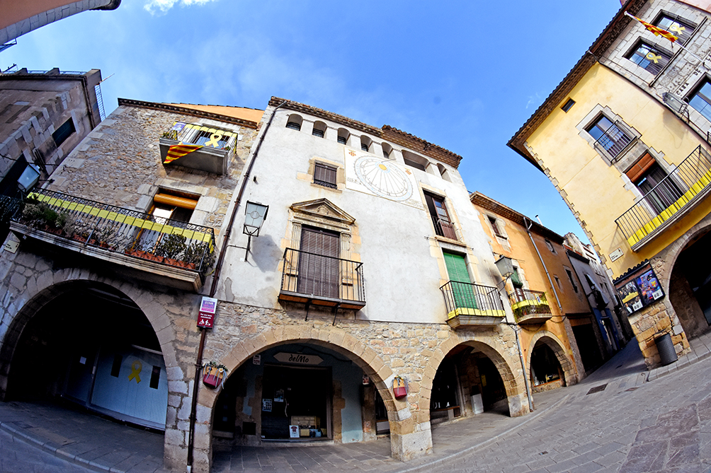 Plaça de la Vila de Torrella de Montgrí a Torroella de Montgrí-L'Estartit