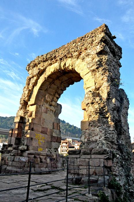 Pont del Diable de Castellbisbal ***
