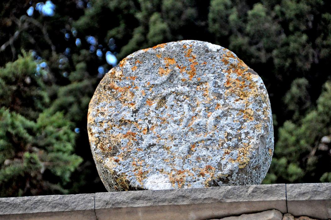 Esteles funeràries al cementiri de Savallà