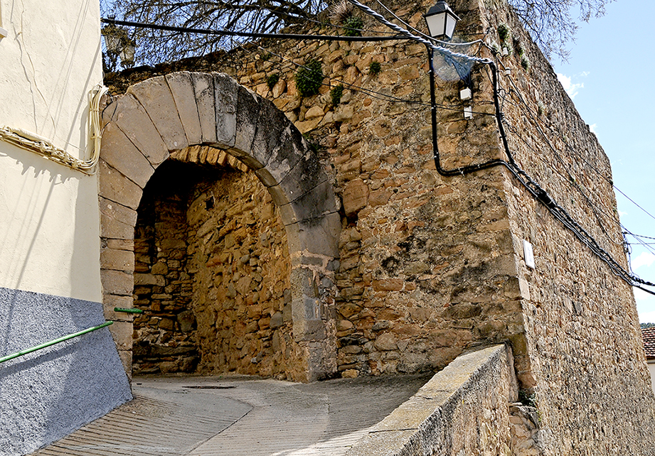 Antic portal i muralles d'Oliana