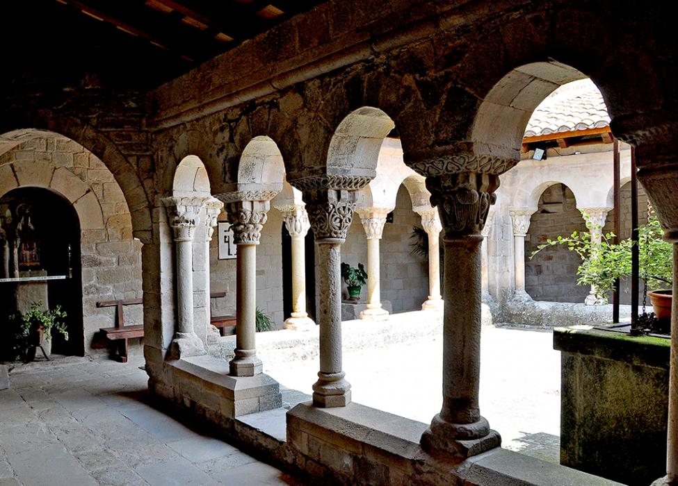 Claustre de la canònica de Santa Maria de Lluçà ***