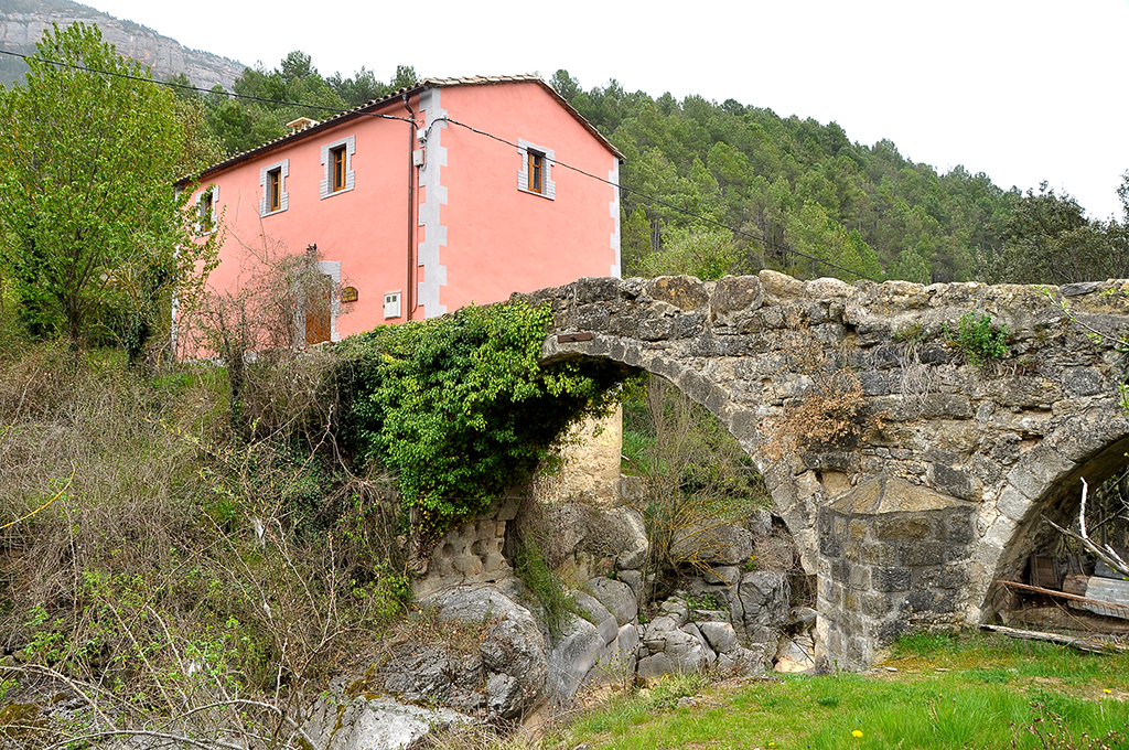 Pont Medieval a la vall d'Ora de Navès ***